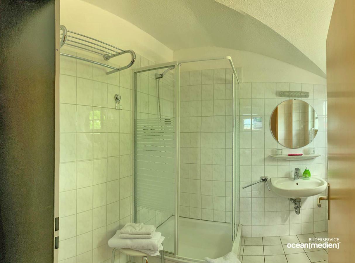 Hotel & Restaurant Am Bodden พุทบัส ภายนอก รูปภาพ